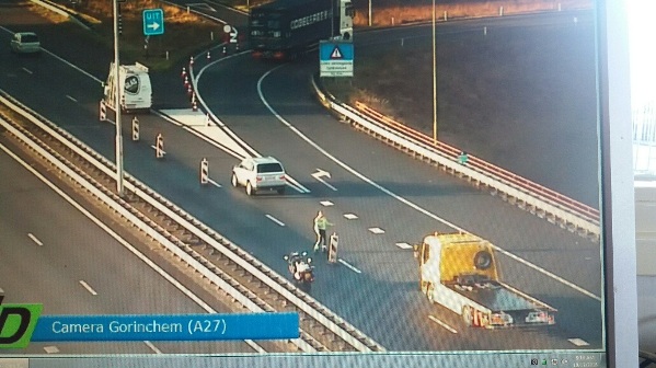 A recovery vehicle operated by Automobielbedrijf Kooijman Vianen on the Merwede Bridge on 17 October at 09:18 hours (images: VID)