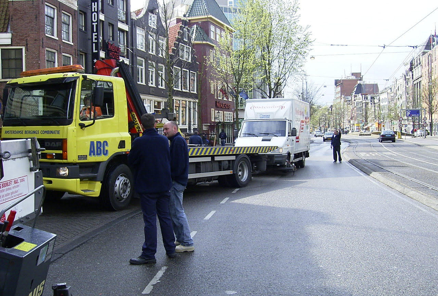 ABC goes to the rescue of a broken down light commercial vehicle on the Nieuwezijds Voorburgwal in Amsterdam, on 8 April 2004