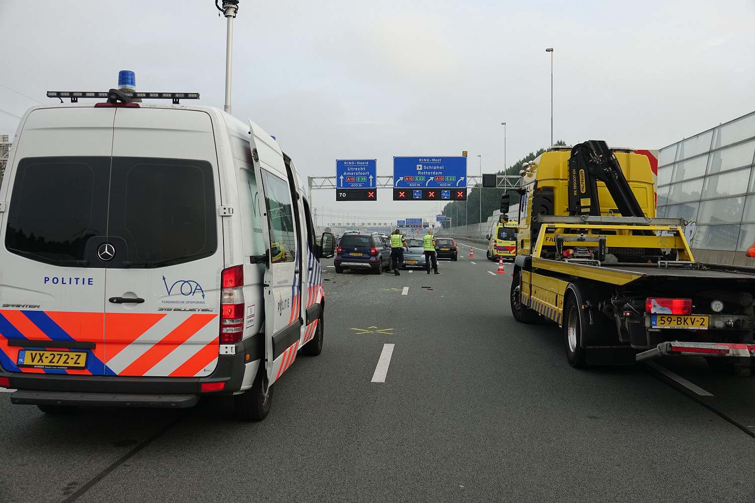 Following an accident on the A10, on 25 September 2021, Hoogwout Berging awaits completion of the police's on-scene investigations