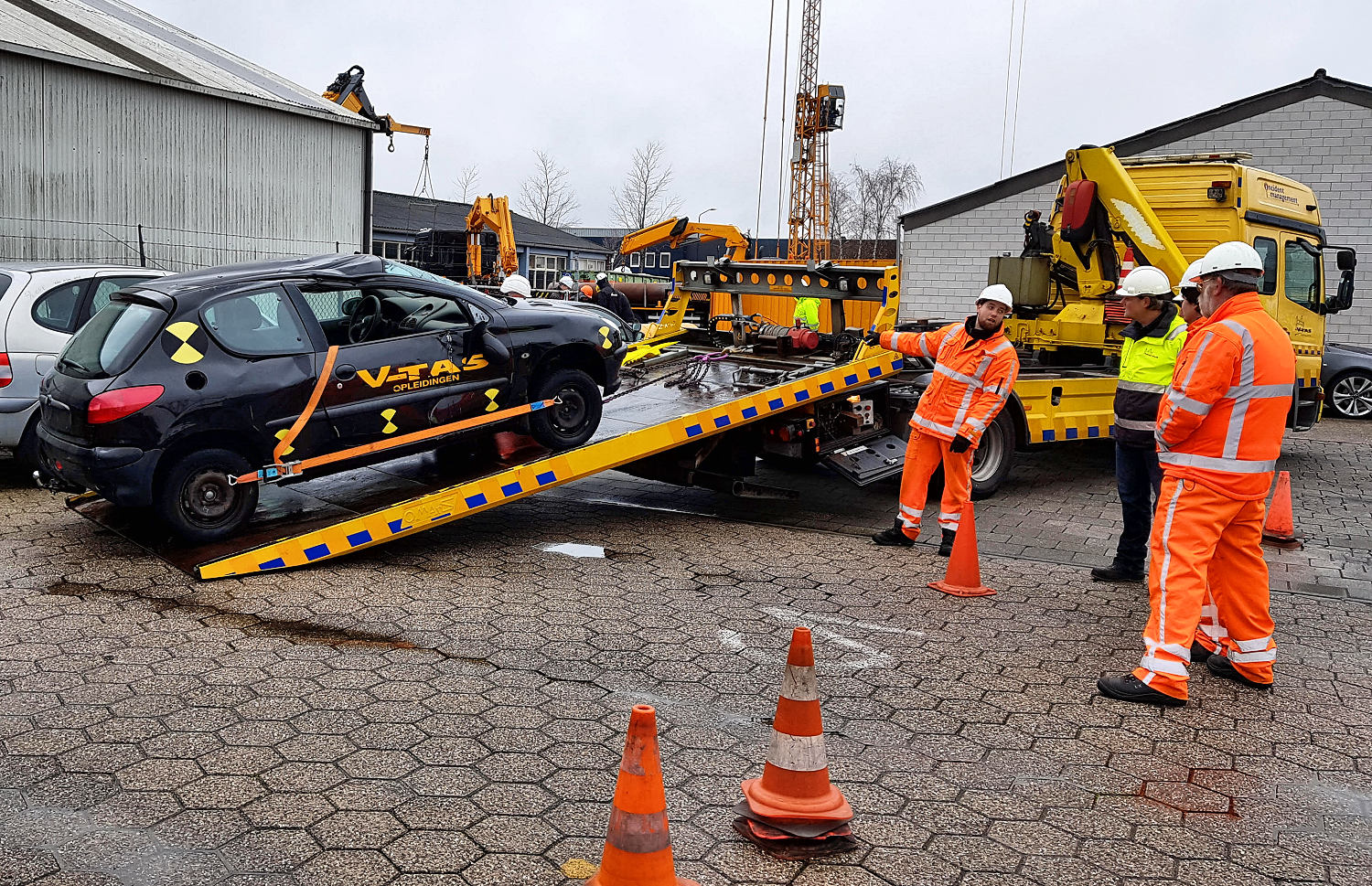 Marijn van der Grond of V-TAS at work with three trainee recovery drivers on 12 December 2019 in Bladel