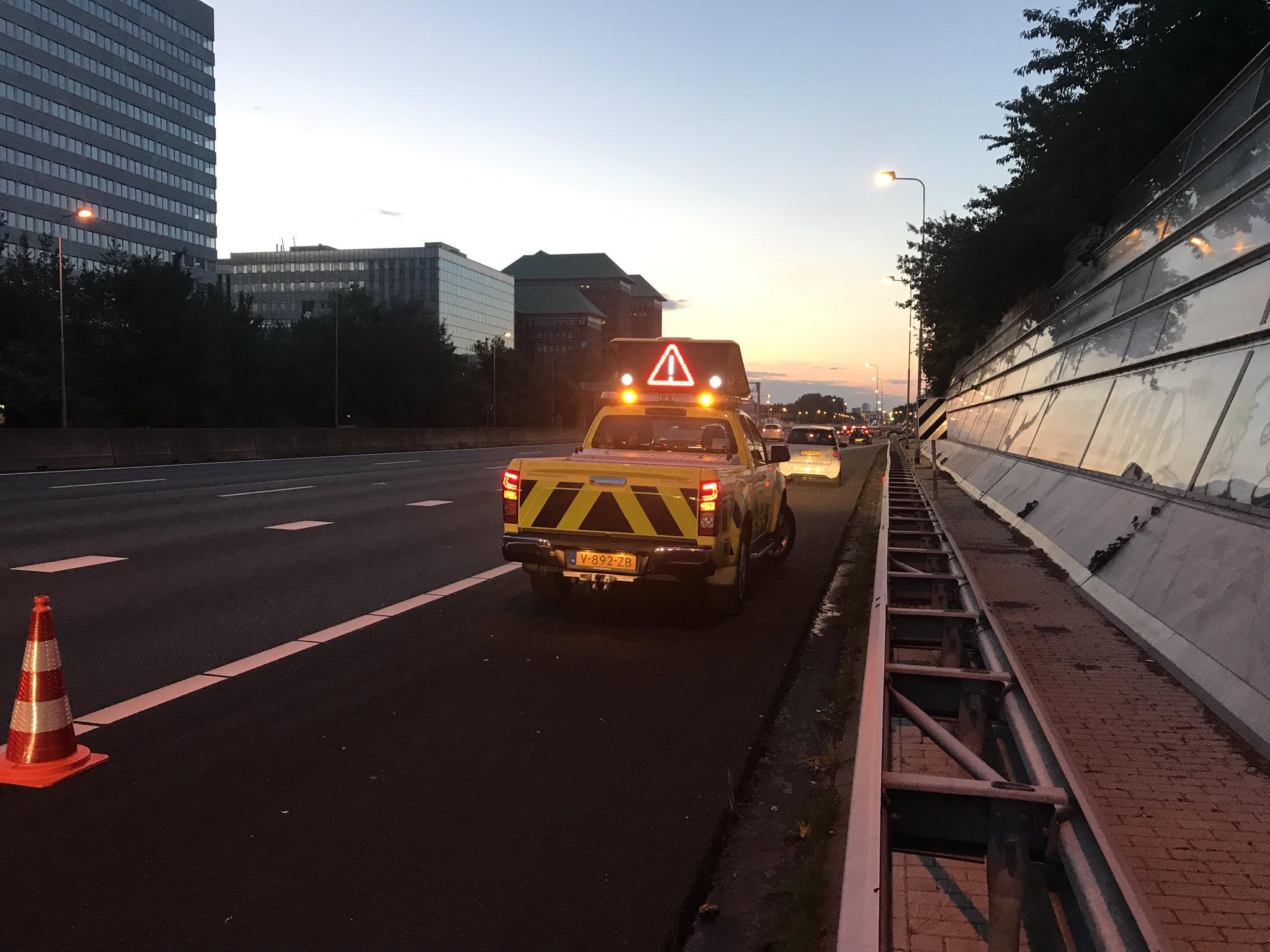 Rijkswaterstaat securing an abandoned vehicle on the A10 motorway on 20 June 2019 (photograph: Road Inspector Stefan)