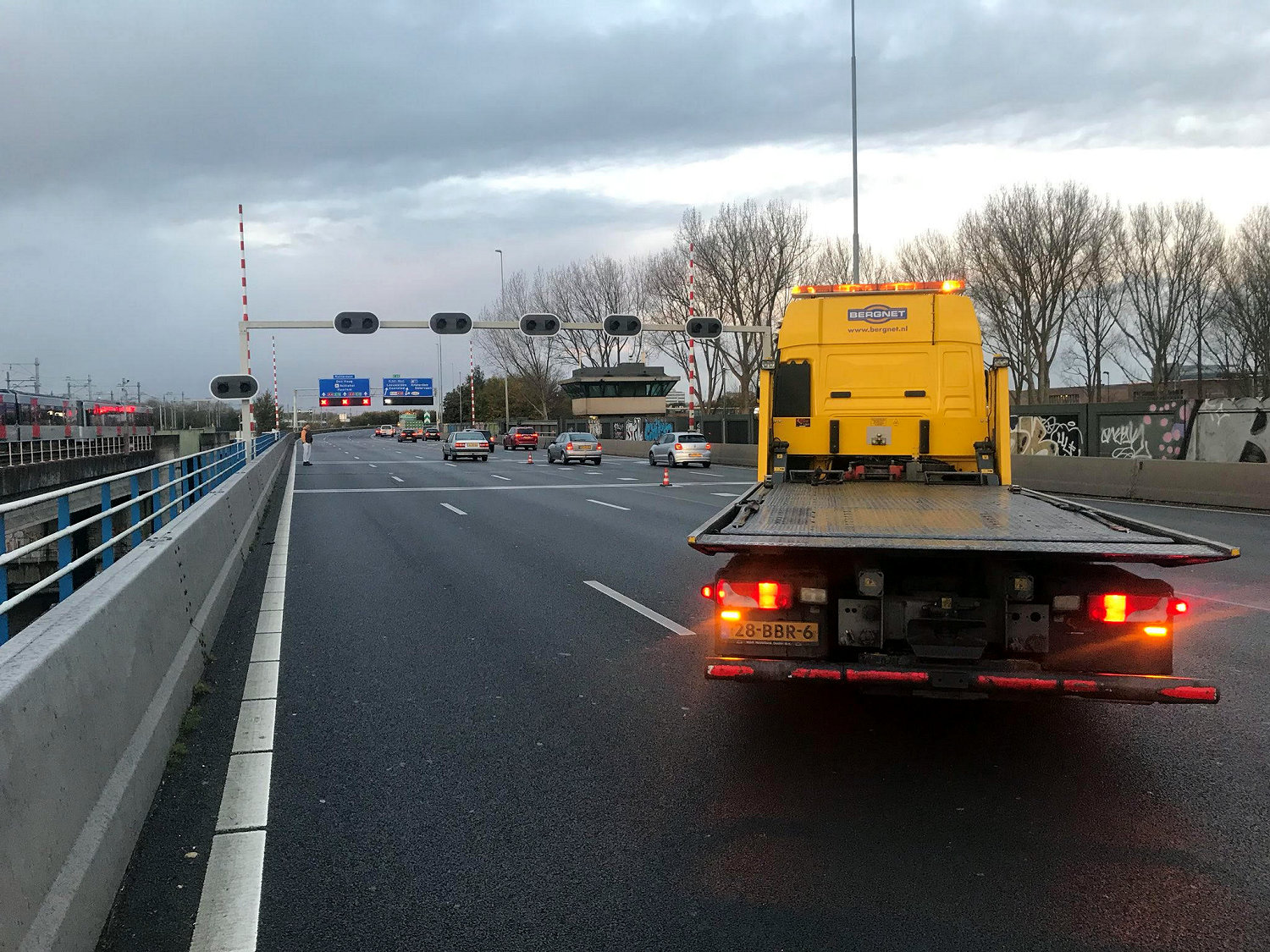 Bergnet securing a broken-down vehicle on the A10 motorway at Nieuwe Meer, on 13 November 2017 (Photograph: Sander Poort)