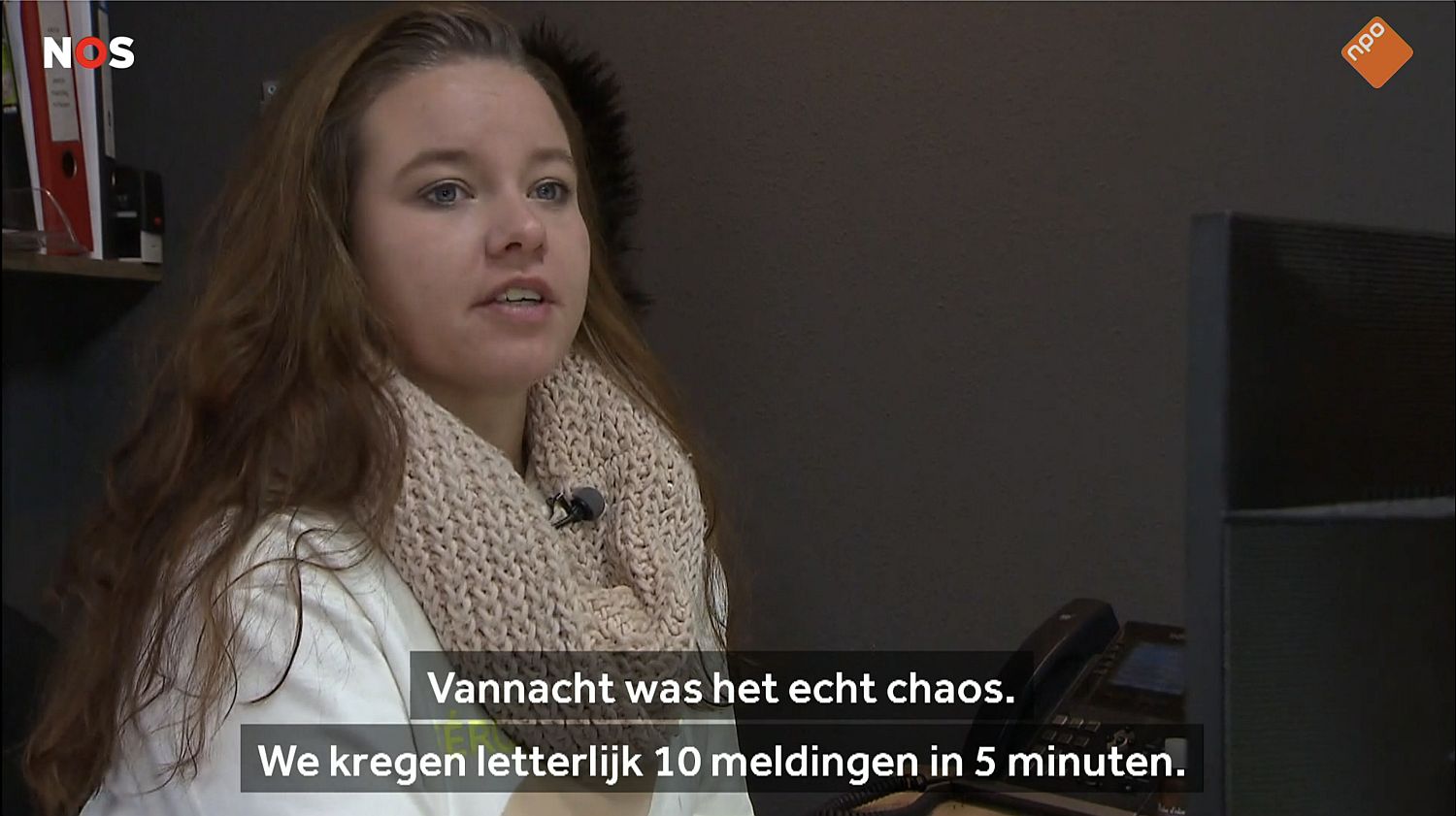 Elise van der Graaf van Roos-Autoberging.nl staat op 19 december de pers te woord over de exceptionele drukte van de voorgaande avond.