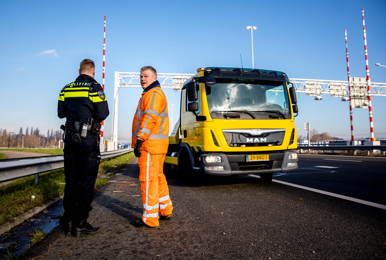 Frans Bul of Takel- en Bergingsbedrijf Quartel waiting for security in front of the entrance to the Benelux Tunnel on 8 February 2018. The police on site had accidentally driven past the incident. (photograph: Bart Maat)