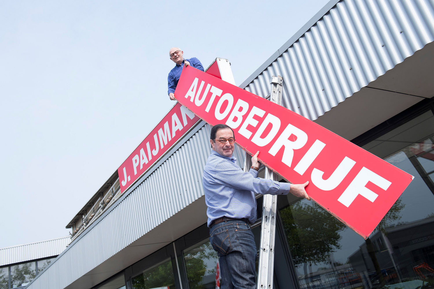 Peter and Wout (on the roof) Paijmans have closed their company Autobedrijf J. Paijmans after 56 years. (photograph: Frans Lahaye)
