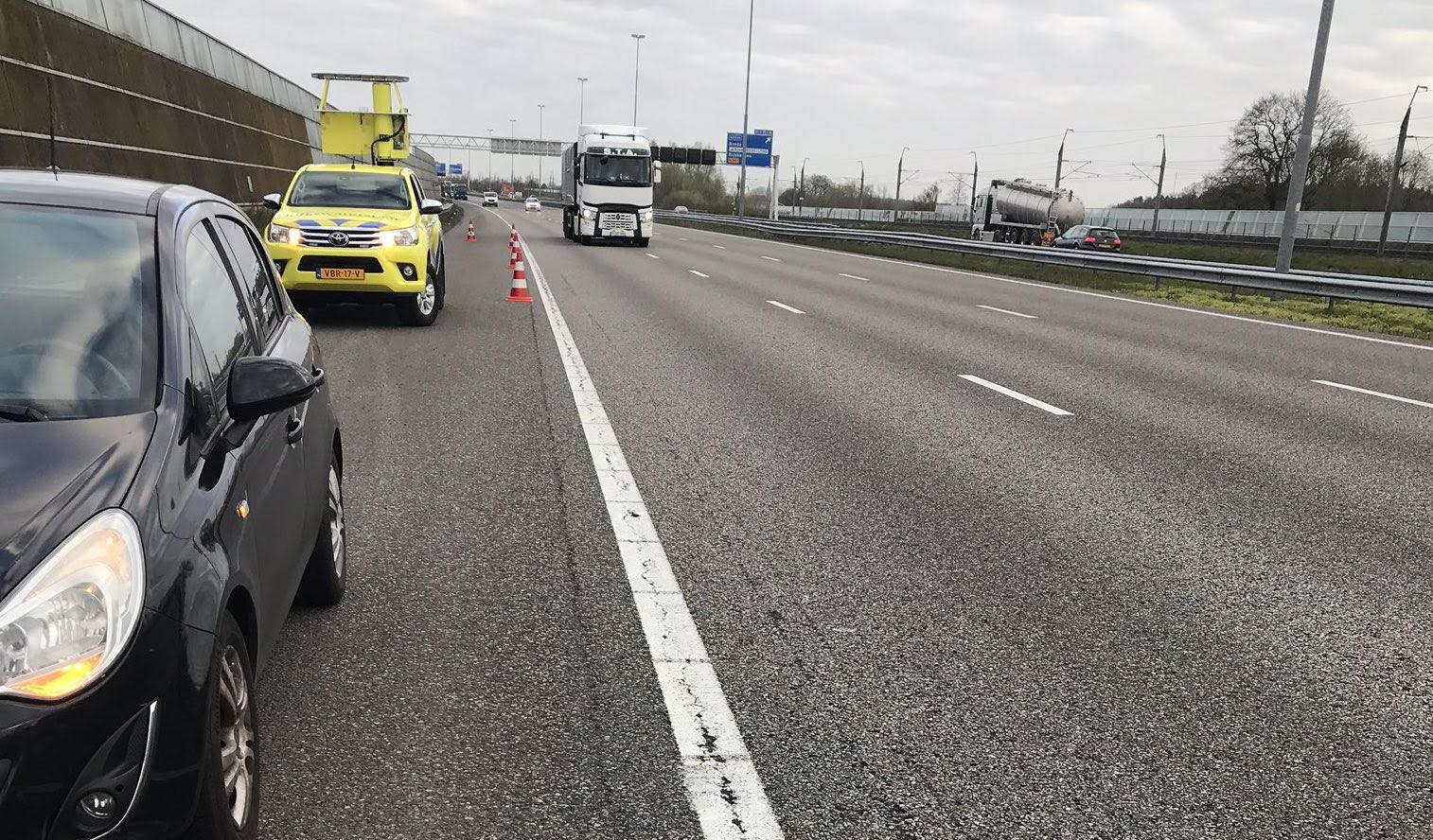 Weginspecteur Robert beveiligt een pechgeval op de A16 bij Breda op 26 april 2020